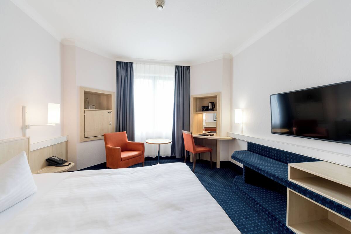 Literie hypoallergénique, coffres-forts dans les chambres, bureau