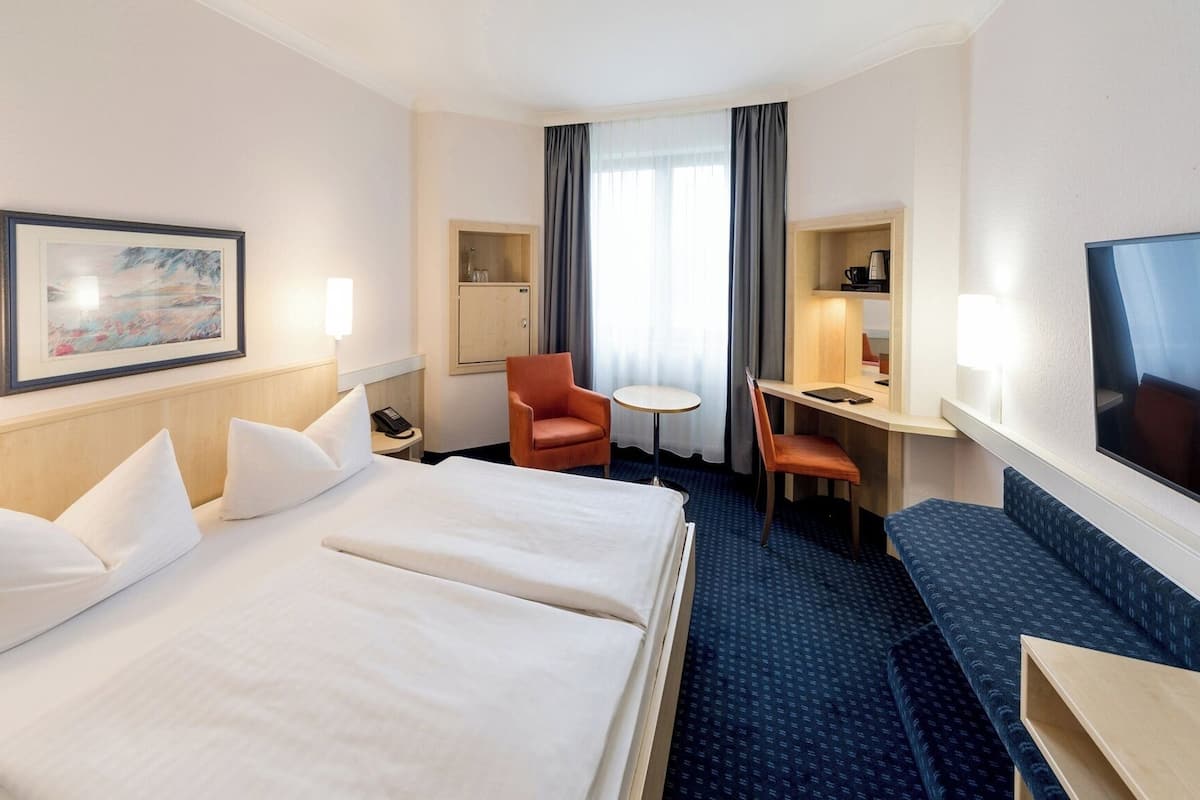 Allergikerbettwaren, Minibar, Zimmersafe, Schreibtisch
