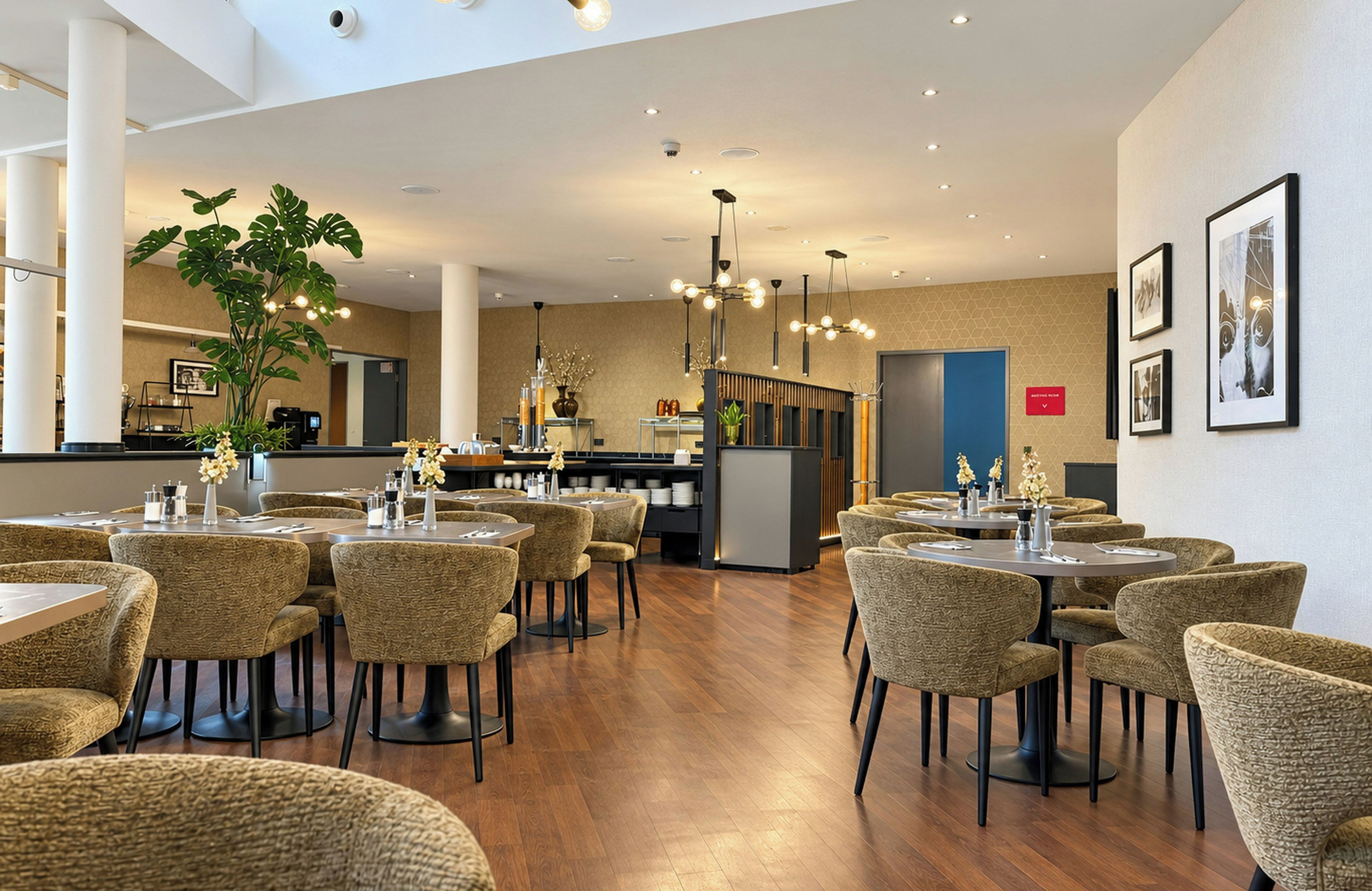 Un restaurante moderno con techos altos, suelo de madera y diversos tipos de asientos, incluyendo mesas redondas y sillas.