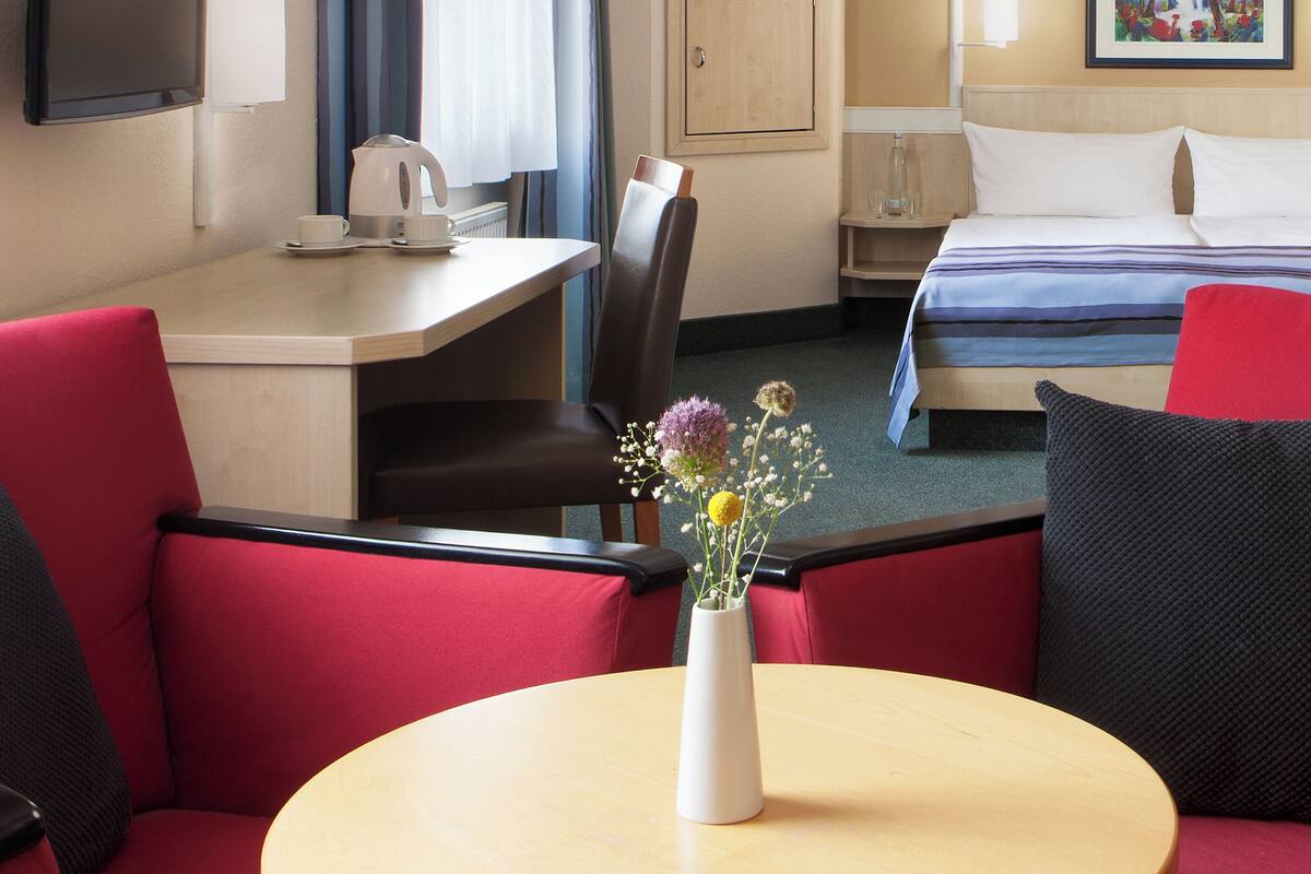 Literie hypoallergénique, coffres-forts dans les chambres, bureau