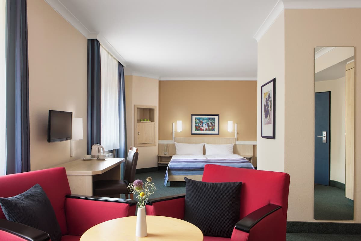 Literie hypoallergénique, coffres-forts dans les chambres, bureau