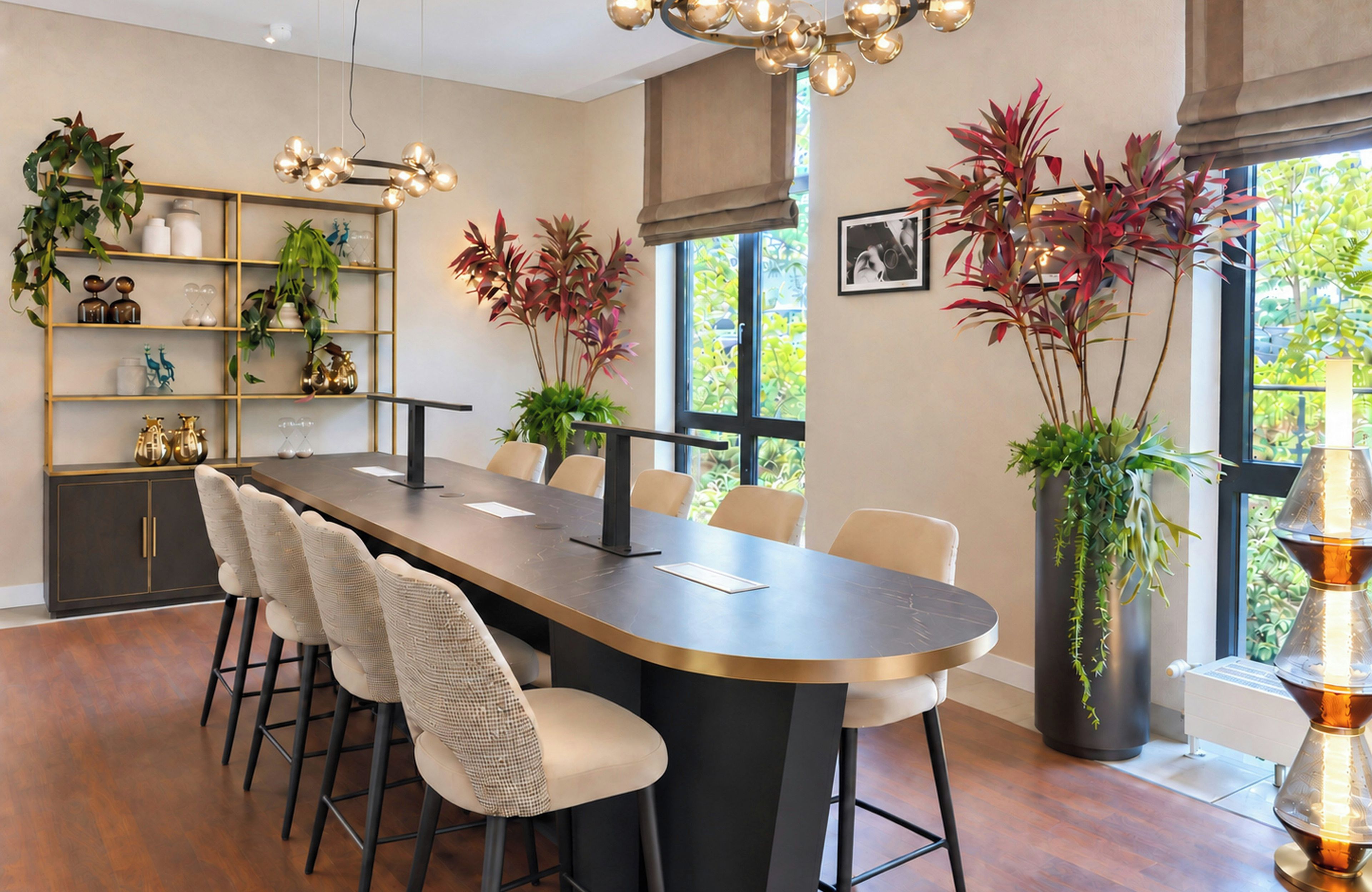 Un comedor moderno con una mesa larga, sillas y diversas plantas.