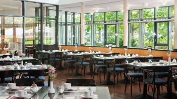 Petit déjeuner buffet (19 EUR par personne)