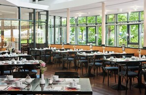 Petit déjeuner buffet (19 EUR par personne)