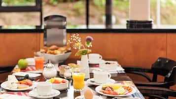 Petit déjeuner buffet (19 EUR par personne)