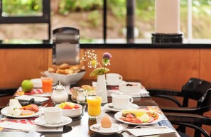 Petit déjeuner buffet (19 EUR par personne)