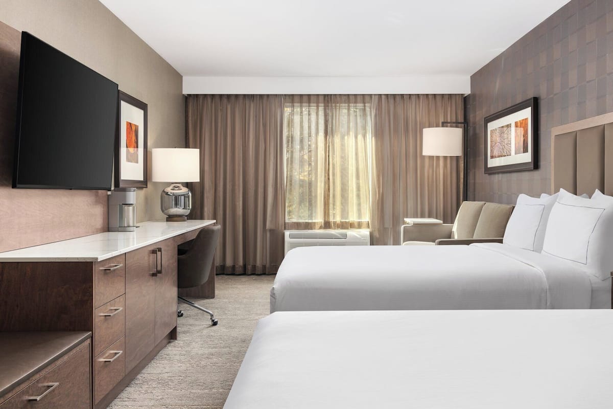Pillowtop beds, in-room safe, desk, blackout drapes