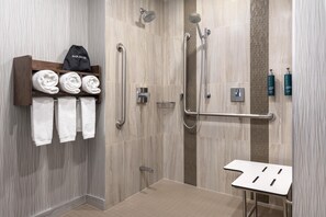 ห้องพัก, เตียงควีนไซส์ 2 เตียง (Mobility & Hearing, Roll-in Shower) | ห้องอาบน้ำ