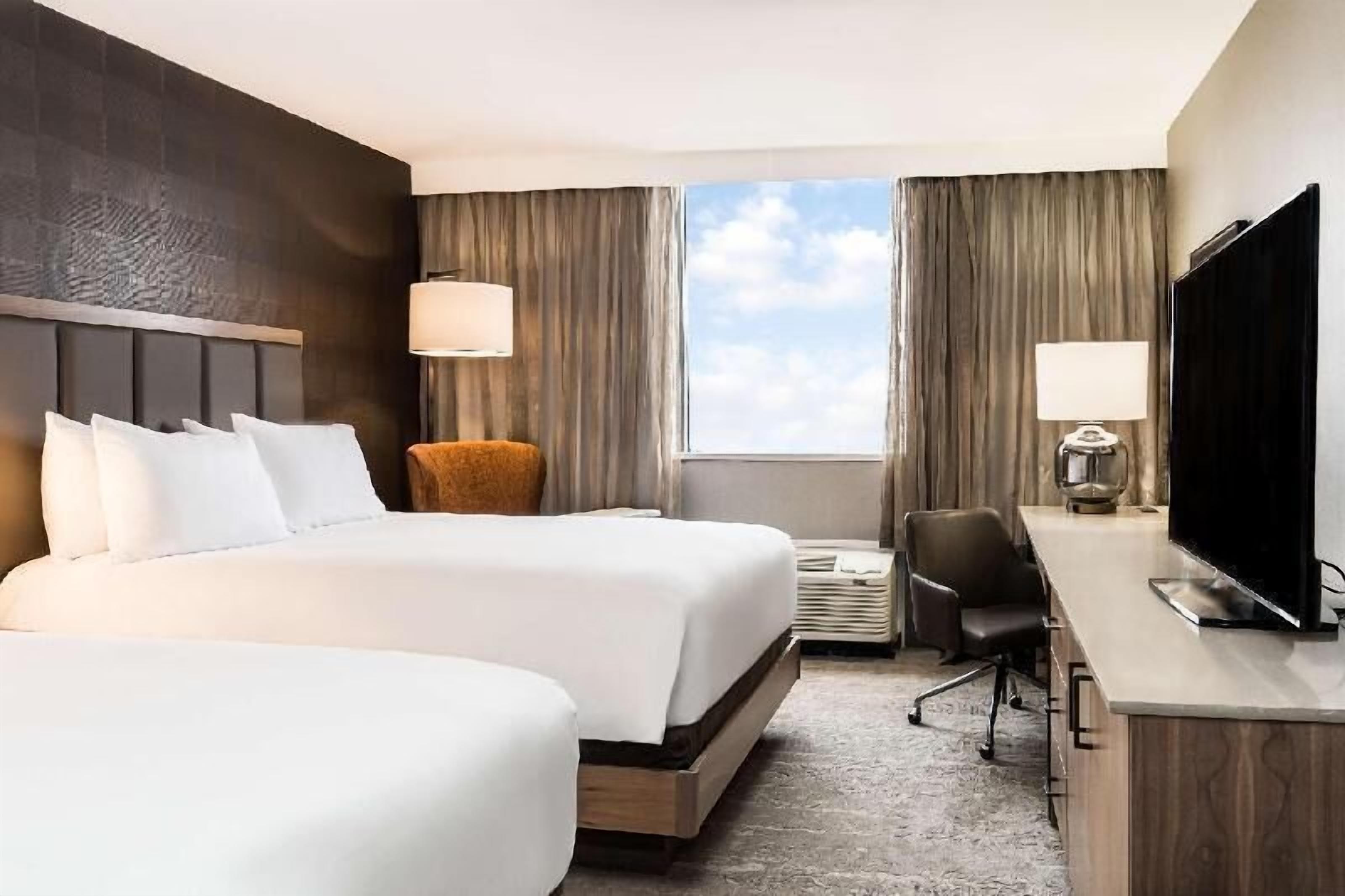 Pillowtop beds, in-room safe, desk, blackout drapes