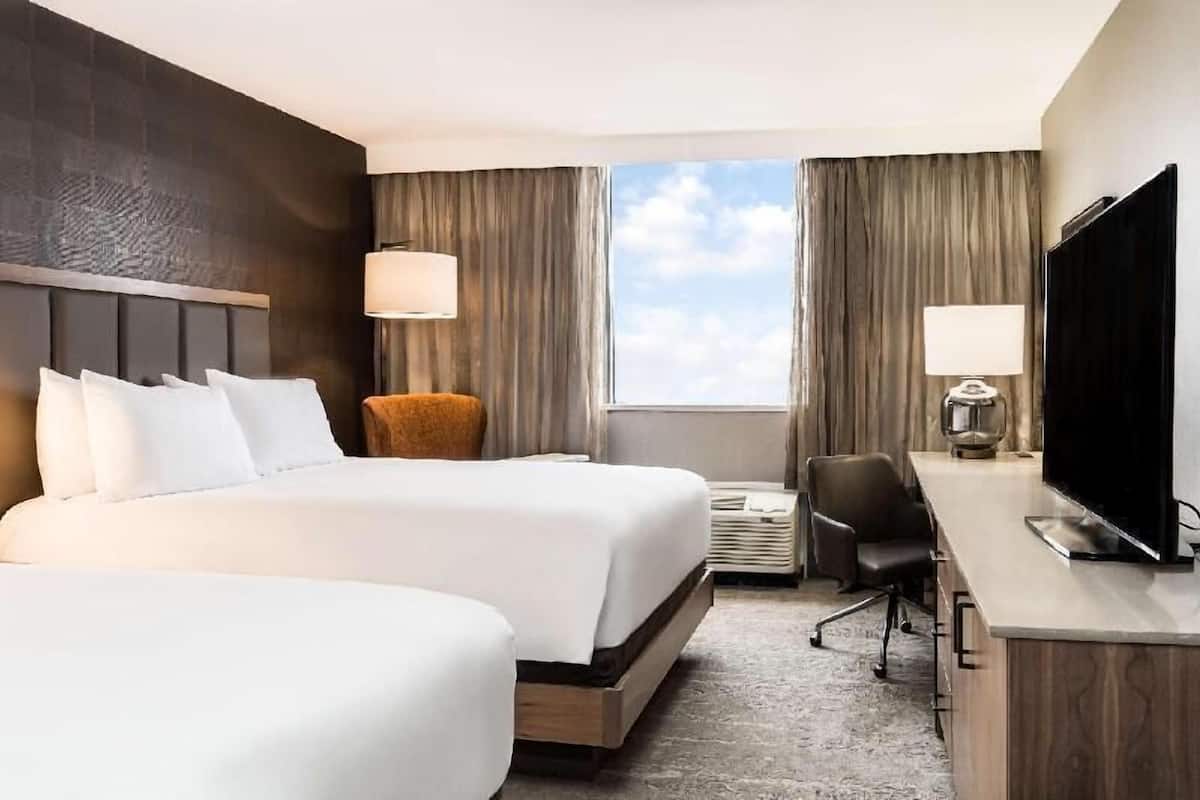 Pillowtop beds, in-room safe, desk, blackout drapes