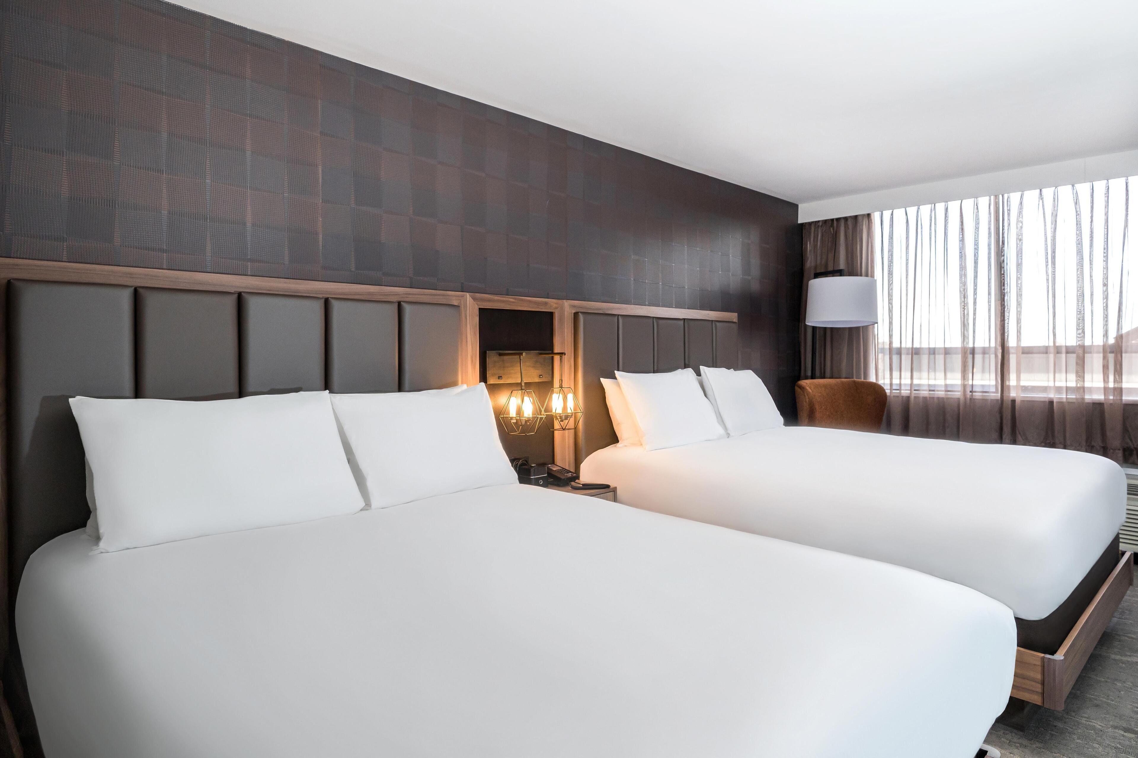 Kamer, 2 queensize bedden | Pillowtop-bedden, een kluis op de kamer, een bureau