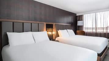 Kamer, 2 queensize bedden | Pillowtop-bedden, een kluis op de kamer, een bureau