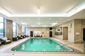 Innendørsbasseng og solsenger