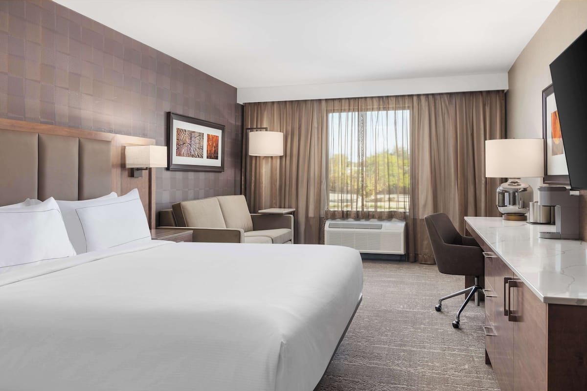 Pillowtop beds, in-room safe, desk, blackout drapes