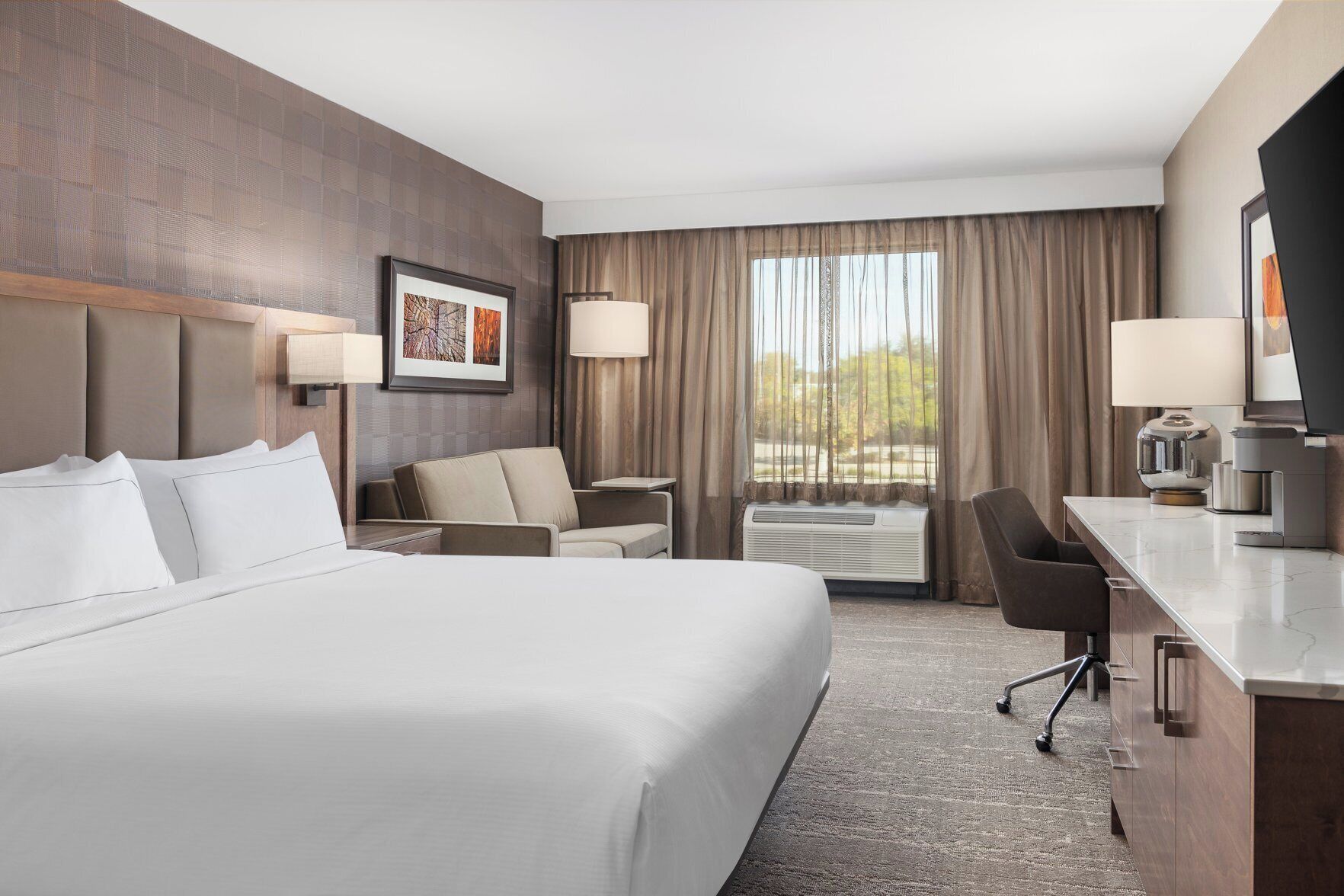 Pillowtop beds, in-room safe, desk, blackout drapes