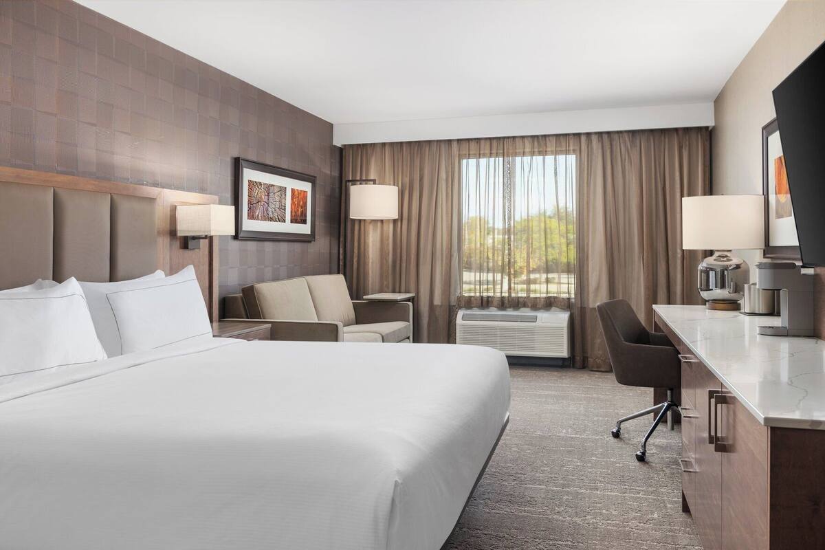 Pillowtop beds, in-room safe, desk, blackout drapes