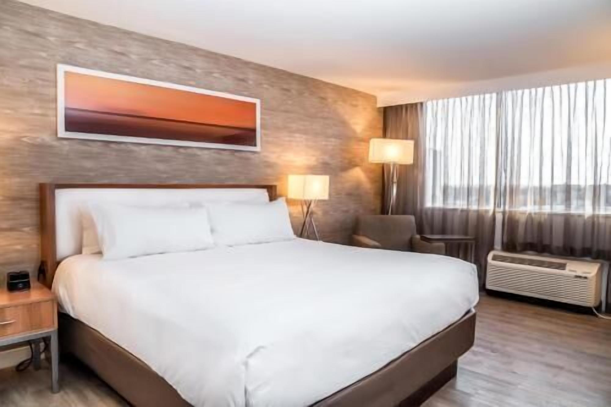 Pillowtop beds, in-room safe, desk, blackout drapes