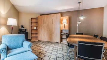 Habitación estándar, 1 cama King size, para no fumadores | Ropa de cama de alta calidad, camas con pillow-top y escritorio