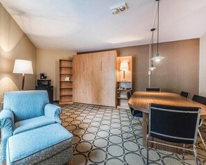 Standard Room, 1 King Bed, Non Smoking | Premium bedding, pillow-top beds, desk, blackout curtains - Comfort Inn Drummondville (Drummondville)