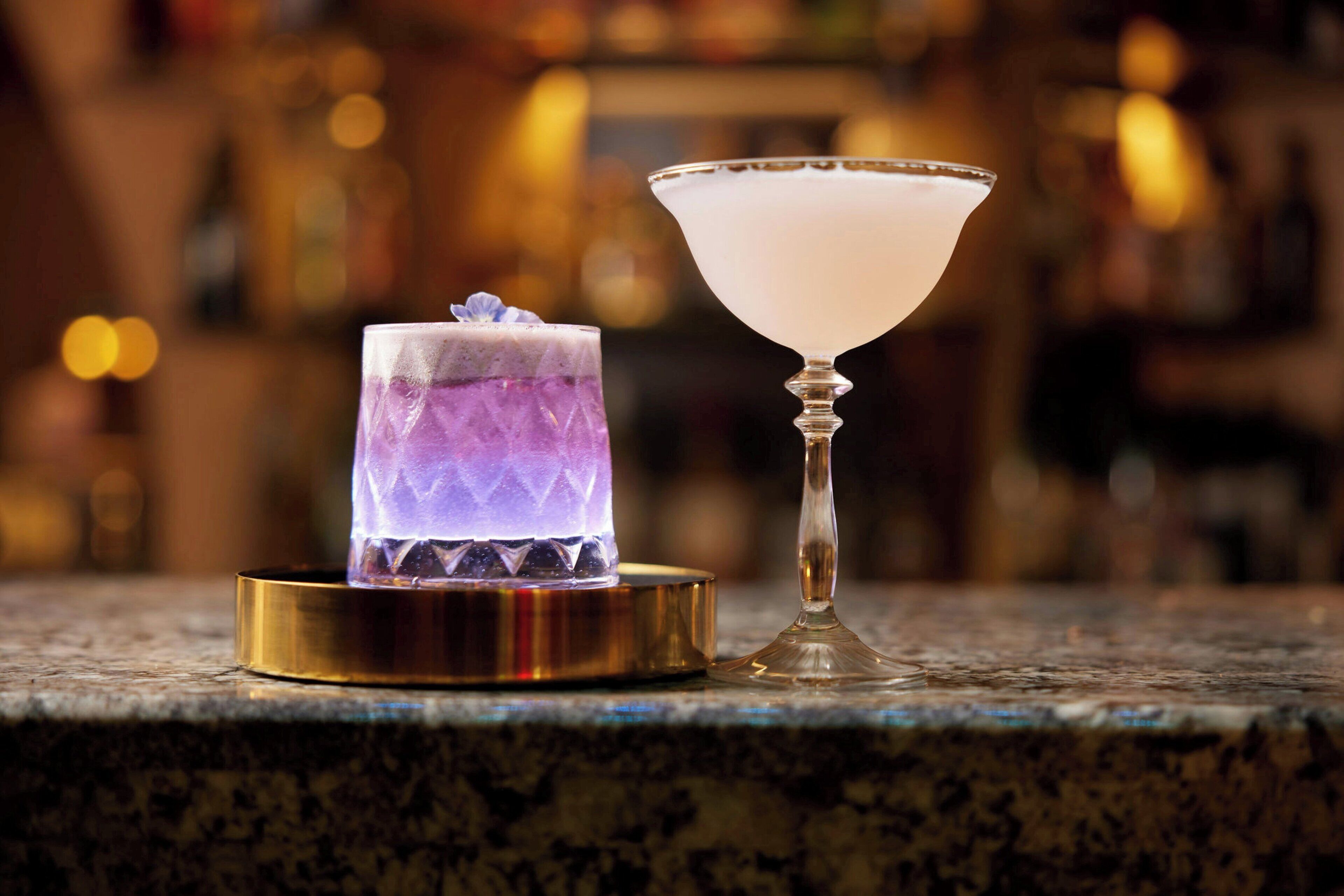 Un bar con un expositor de hielo de cristal y una copa de martini.