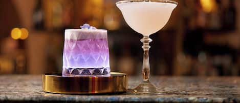 Un bar con un expositor de hielo de cristal y una copa de martini.