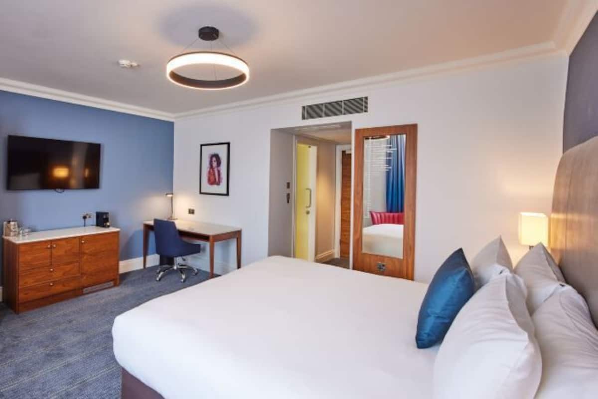 Premium bedding, in-room safe, desk, laptop workspace