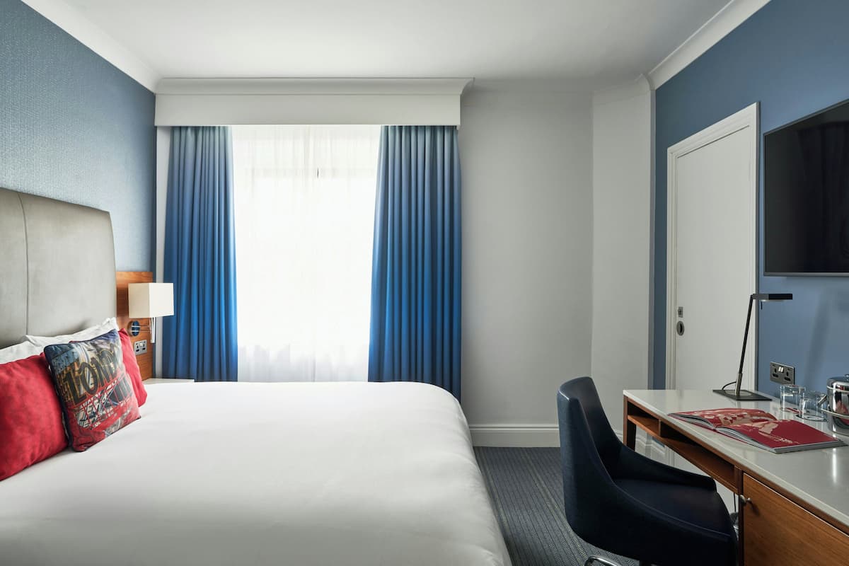 Premium bedding, in-room safe, desk, laptop workspace