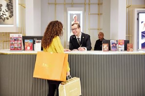 Un comptoir d’accueil au design moderne, doté d’un écran numérique et de supports de communication.