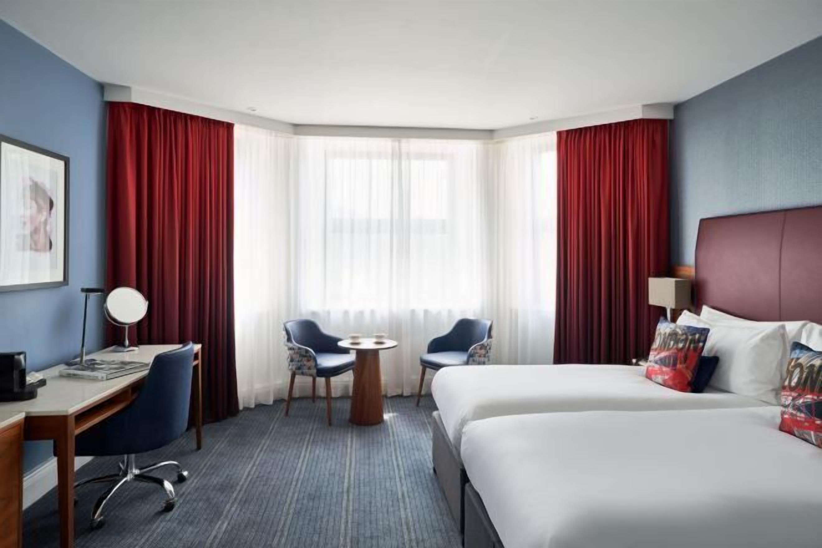 أغطية فراش متميزة وخزنة داخل الغرفة ومكتب ومساحة عمل للكمبيوتر المحمول