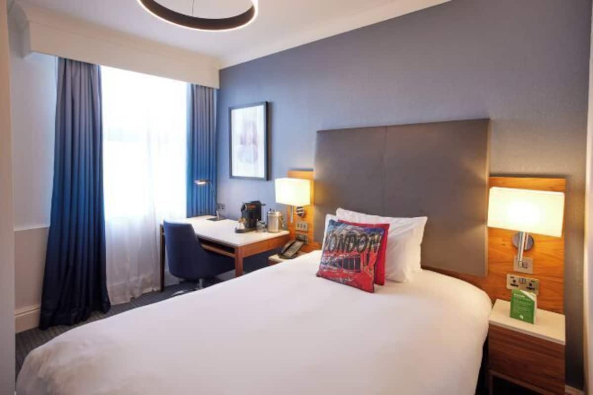 Premium bedding, in-room safe, desk, laptop workspace