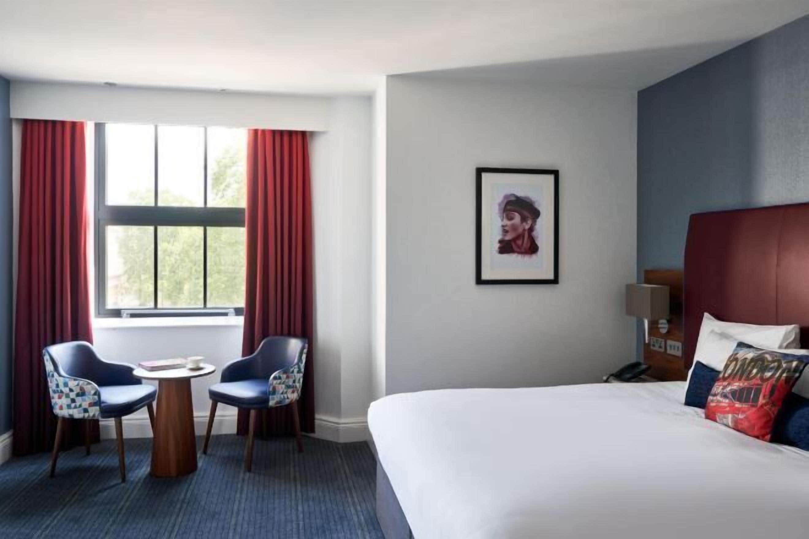 Sängtillbehör av högsta kvalitet och värdeförvaringsskåp på rummet