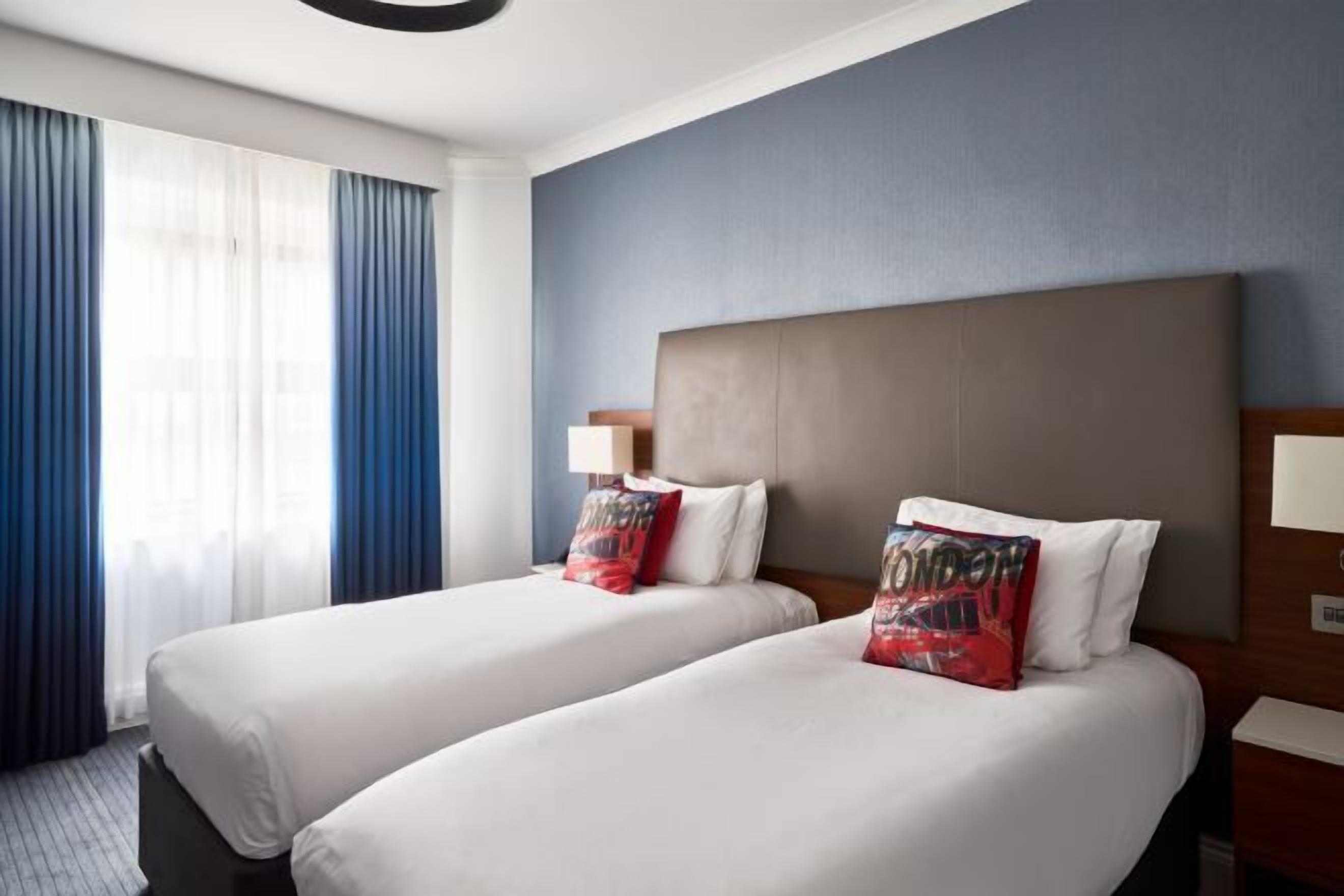 أغطية فراش متميزة وخزنة داخل الغرفة ومكتب ومساحة عمل للكمبيوتر المحمول