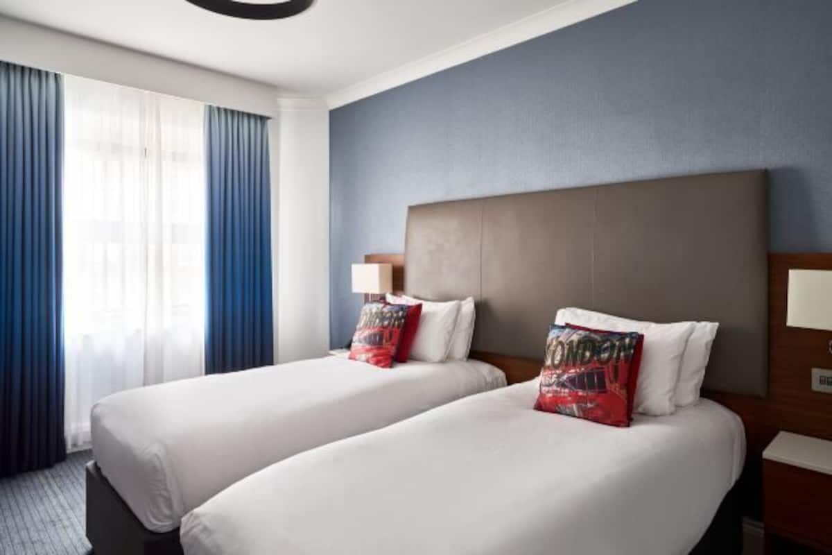 Premium bedding, in-room safe, desk, laptop workspace