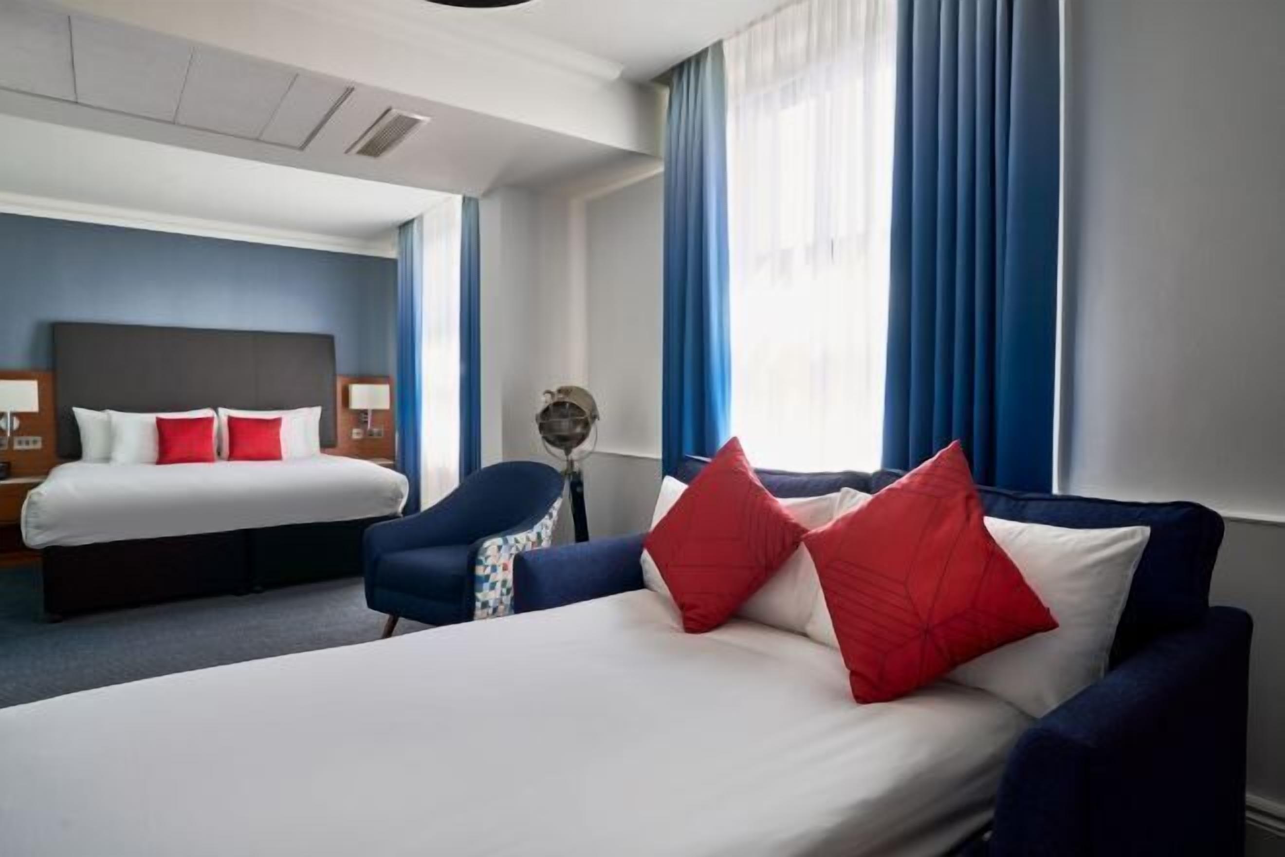 Sängtillbehör av högsta kvalitet och värdeförvaringsskåp på rummet