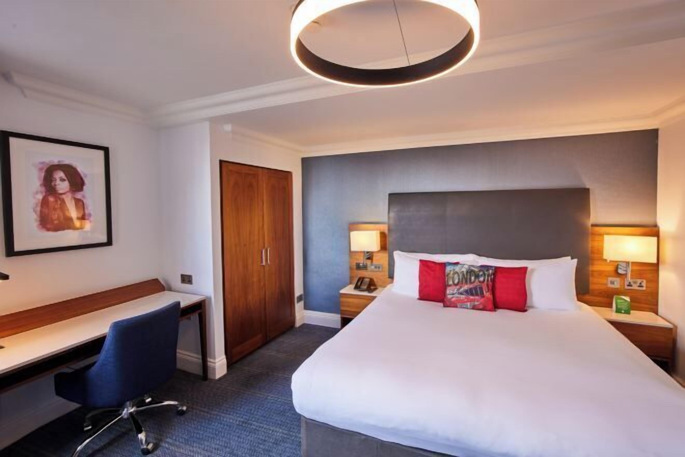 أغطية فراش متميزة وخزنة داخل الغرفة ومكتب ومساحة عمل للكمبيوتر المحمول