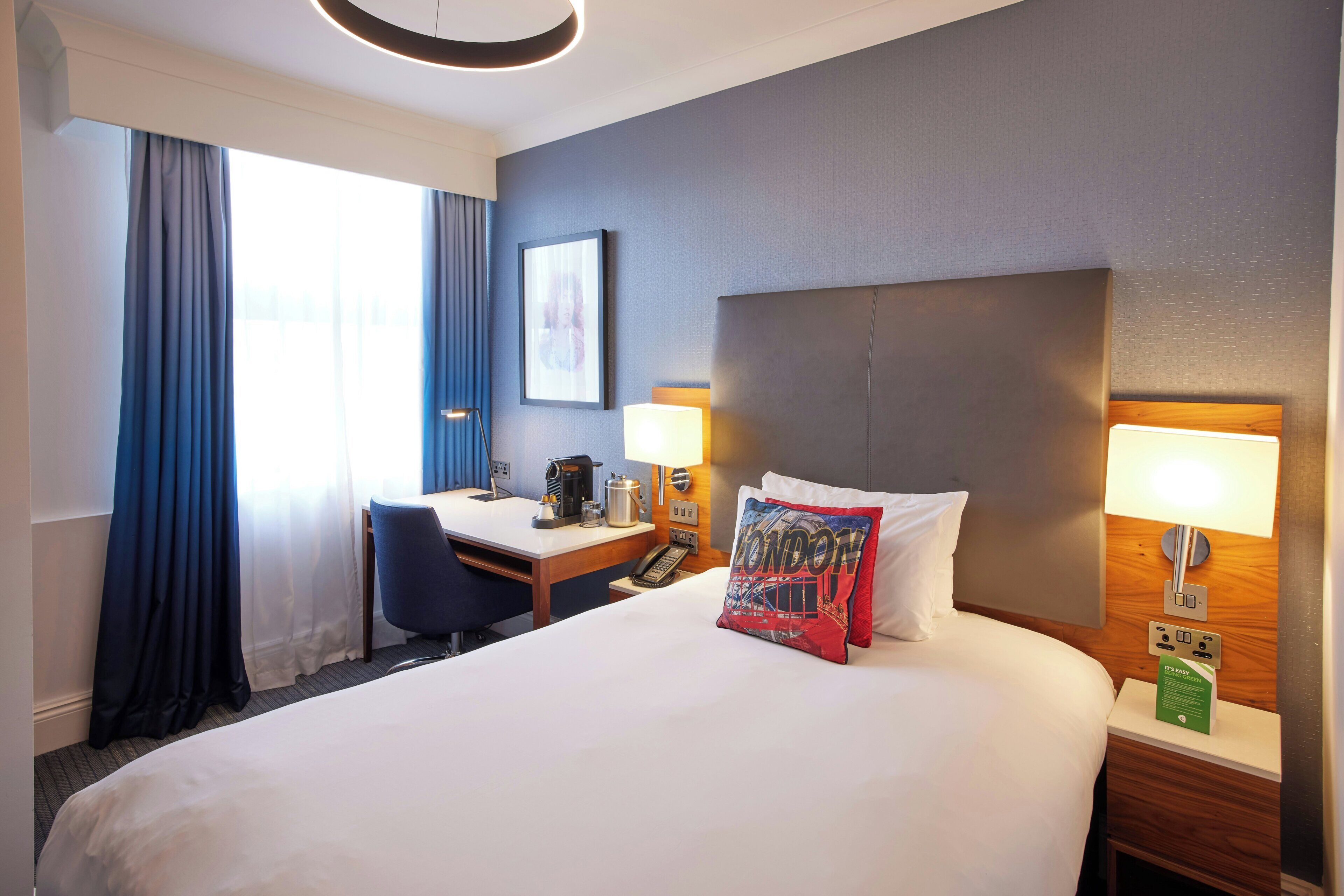 أغطية فراش متميزة وخزنة داخل الغرفة ومكتب ومساحة عمل للكمبيوتر المحمول