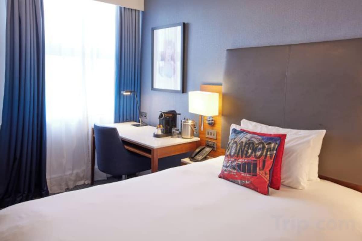 Premium bedding, in-room safe, desk, laptop workspace