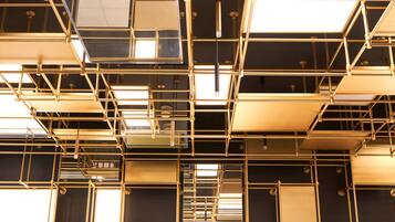 Serves brunch and happy hour