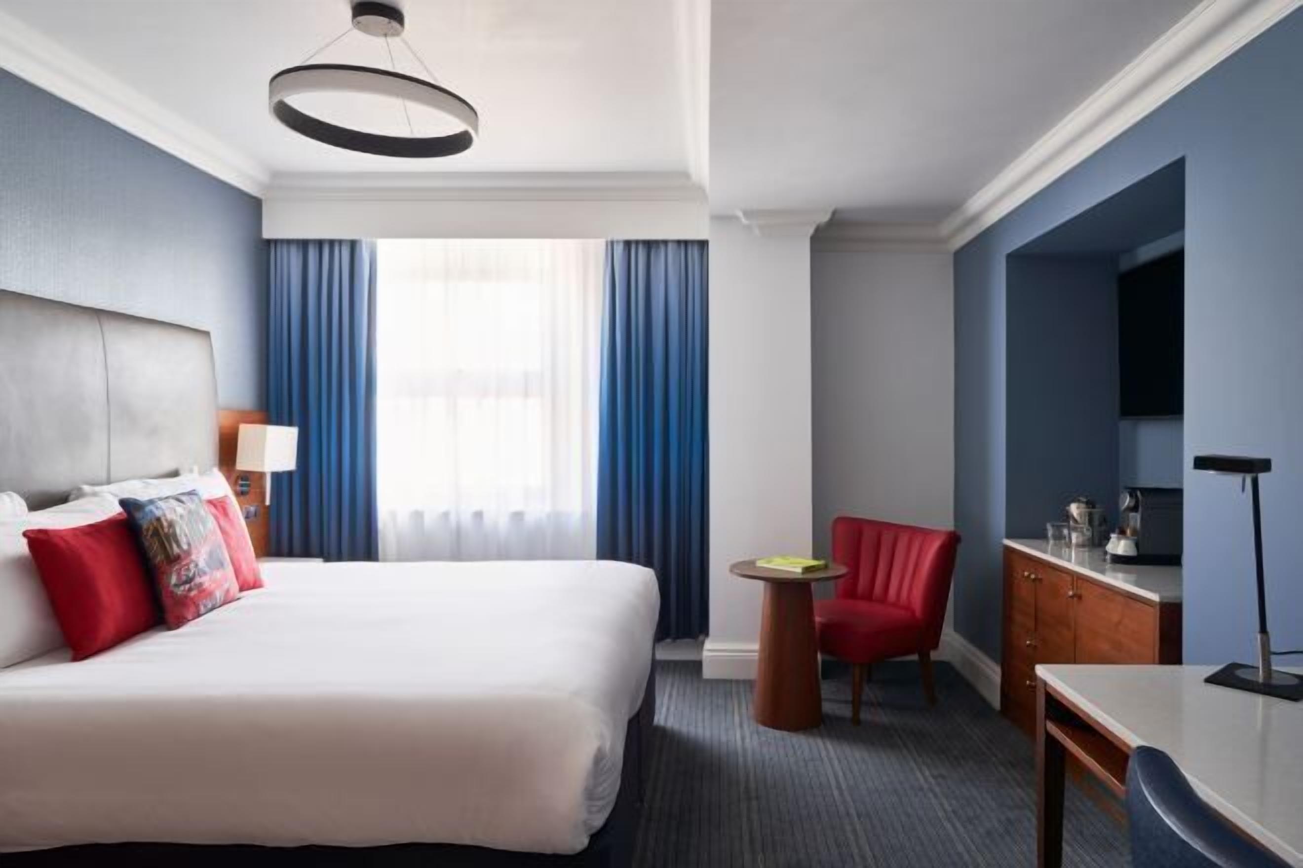 Sängtillbehör av högsta kvalitet och värdeförvaringsskåp på rummet