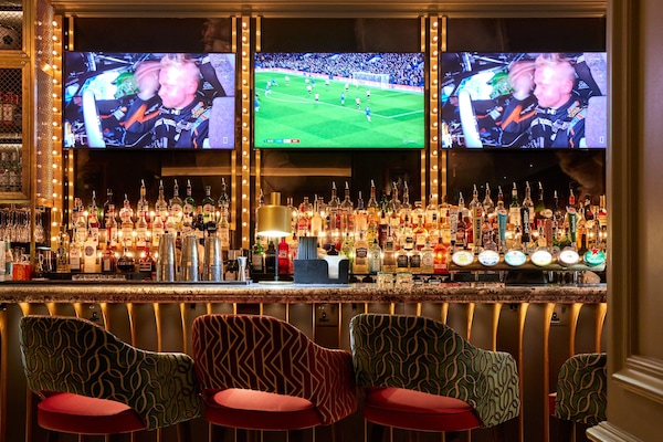 Serves brunch and happy hour