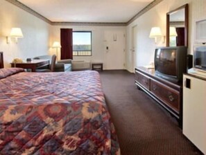 Schreibtisch, Verdunkelungsvorhänge, Bügeleisen/Bügelbrett