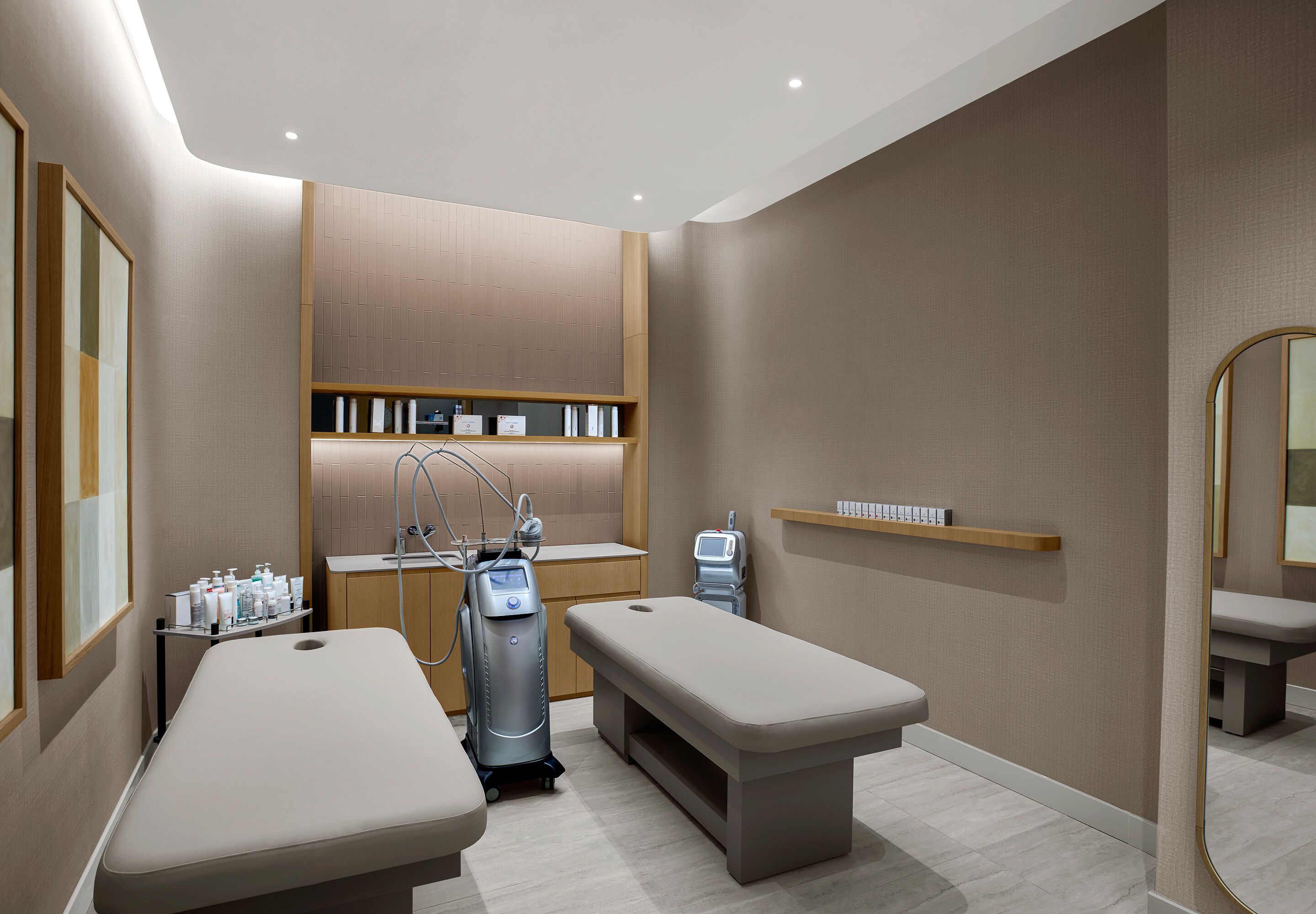 Salas de tratamiento para parejas, un sauna, una bañera de hidromasaje