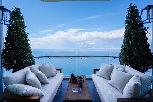 Panorama Suite (Urban Chic Lounge Access) | Terrace/patio