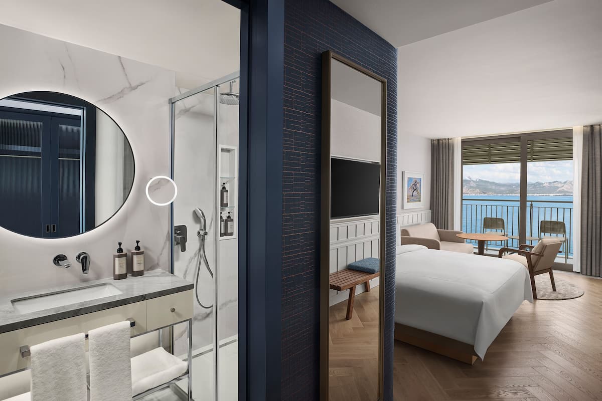 Premium bedding, minibar, in-room safe, desk