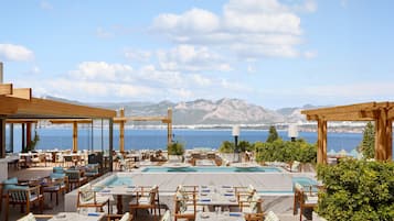 3 restaurants; breakfast, lunch, and dinner served