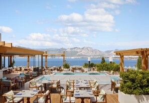 3 restaurants; breakfast, lunch, and dinner served