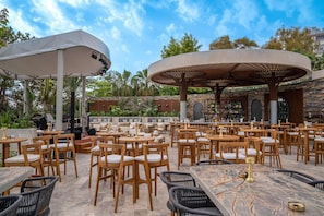2 bars i un lounge al vestíbul 