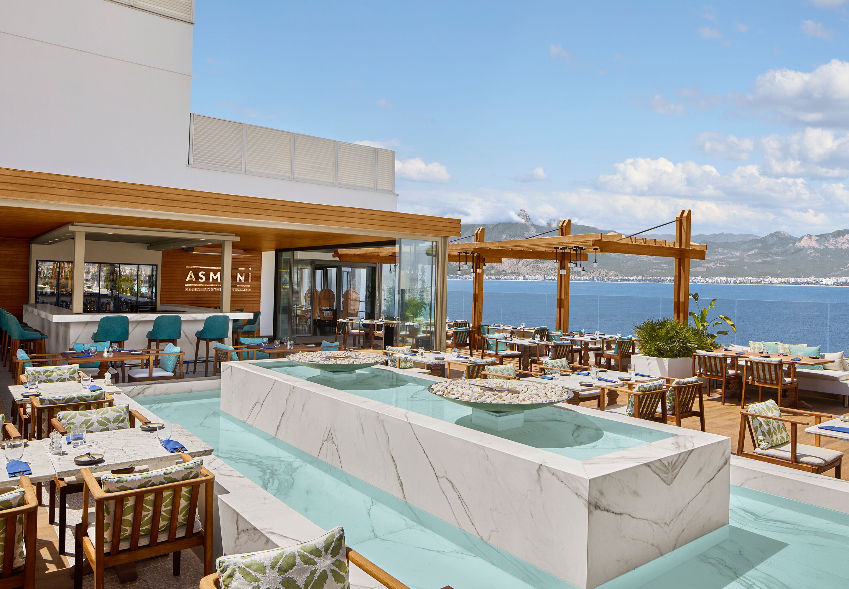 3 restaurants, breakfast, lunch, dinner served; international cuisine