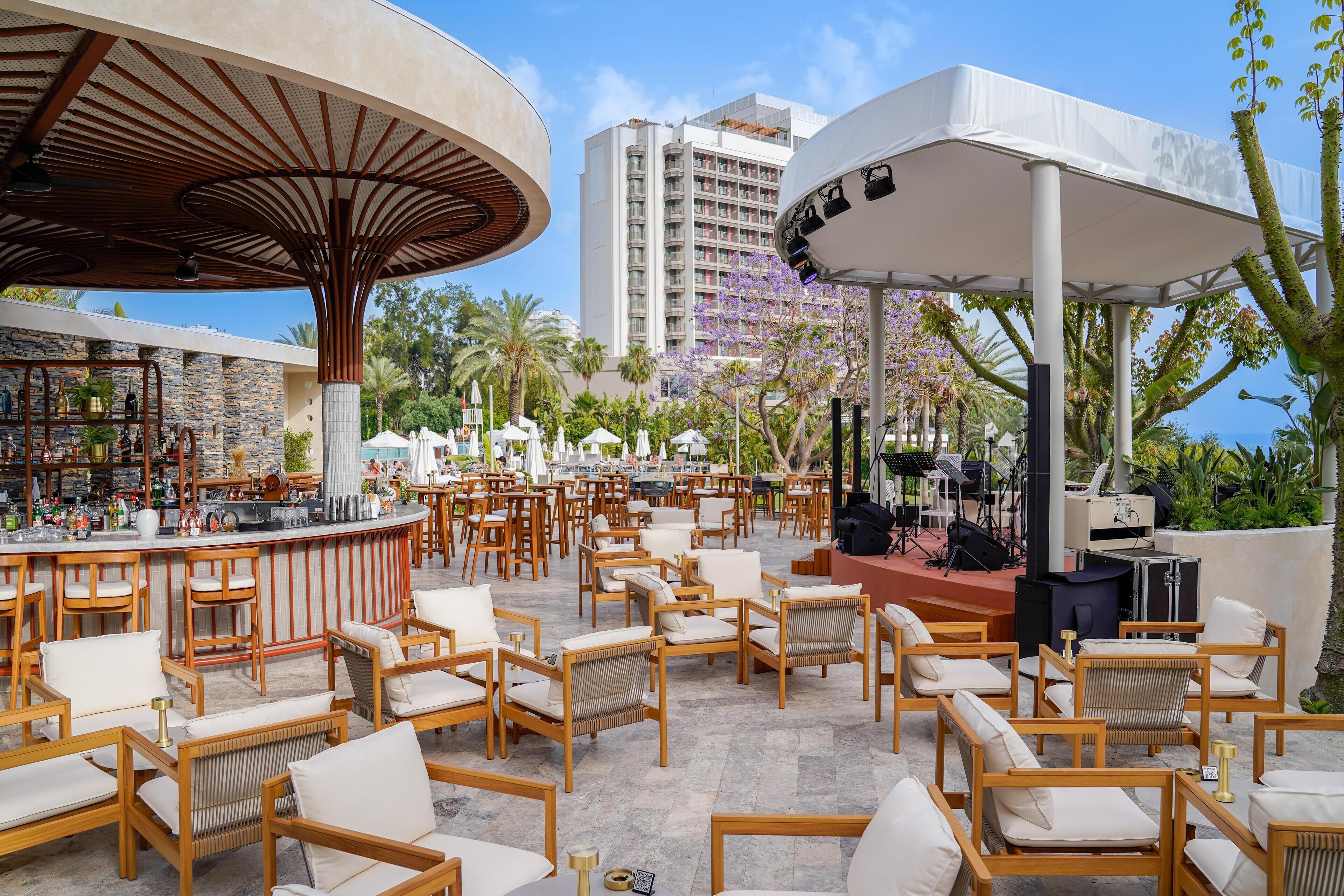 2 bars/lounges, lobby lounge