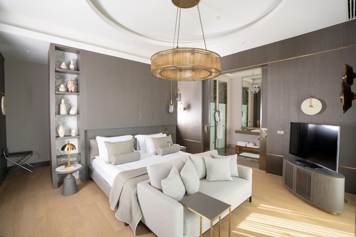 Panorama Suite (Urban Chic Lounge Access) | Premium bedding, minibar, in-room safe, desk